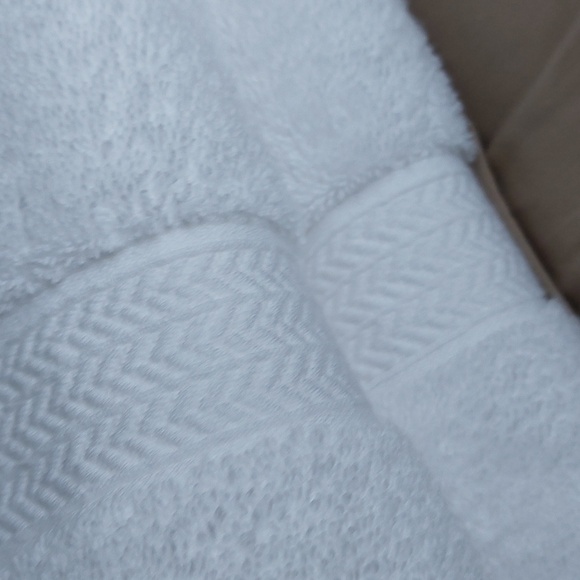 Luxurious White Bath Towels, Set of 2, 48X29.5 inches, made in India - Picture 2 of 3